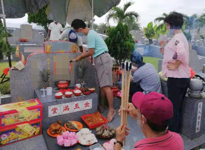 现代人思想较为开放了,对于女儿扫墓也大多数认为没有不妥,本就是一家人,何来“外嫁女”的说法呢。