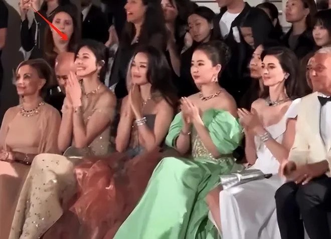 日本超模森星(左二)先是抢位坐在前排观秀。