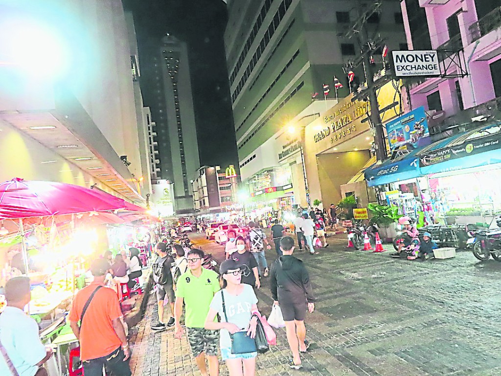 按摩店则大隐隐于市,内部却别有洞天。