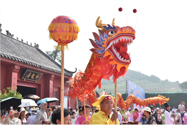 在中国民间，农民普遍认为，天旱是因为得罪了龙王爷，为求得龙王爷开恩，赐雨人间，就举行一系列形式各异的祭祀、祈祷仪式来求雨。