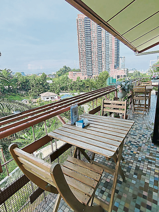 Candies Inn建于OUG山顶住宅区最高处,坐在阳台高处用餐,外面景色一览无遗。