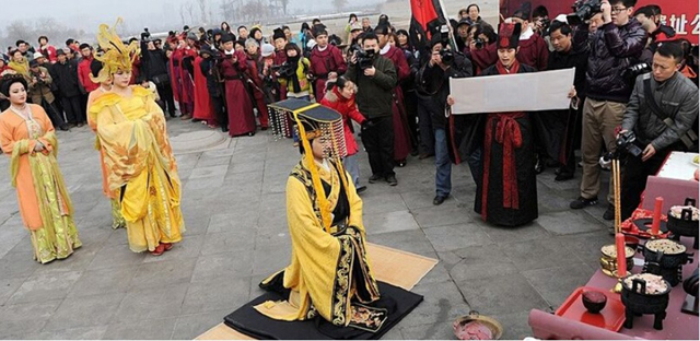 在古代，如果遇到天旱，皇帝都会亲自上阵祭祀祈雨。