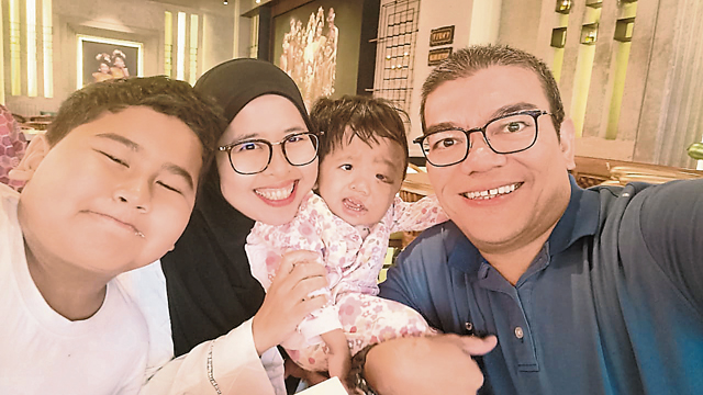 Dr Nurul Izzaty Hassan 一家与女儿一起对抗罕见疾病。