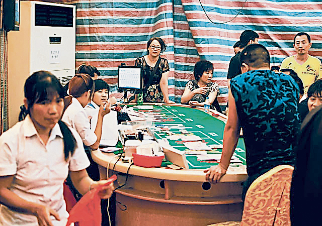 塑料布搭起来的赌棚,一样是围满赌客。
