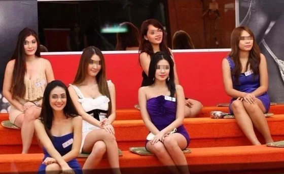 进入浴场的第一件事就是挑选大厅沙发上那些性感撩人的“特服人员”,充分让你感受一场“皇帝翻牌”的感受。