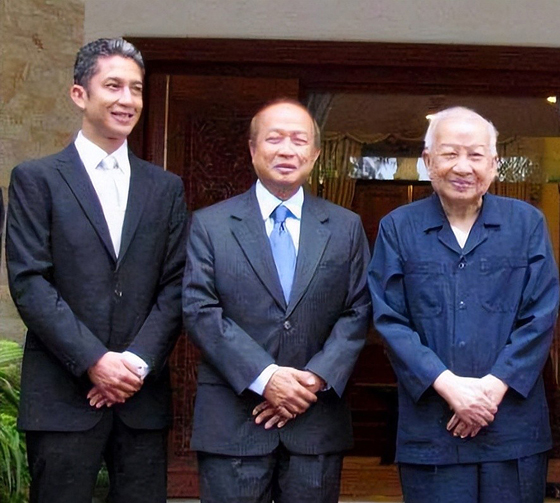 夏卡武王子和父亲拉那烈亲王及祖父西哈努克国王,三代人都斗不过洪森首相一个人,最终柬埔寨的江山归了洪森。