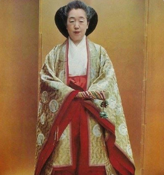 良子接连生下4名女儿后,终于生下男嗣,也是现今的明仁太上皇,逃过废后的惊险。
