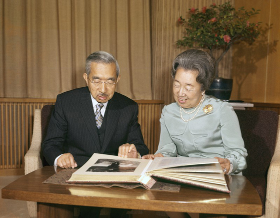 尽管是处于政治上的联姻,但是婚后良子与裕仁之间的感情是真的非常好。