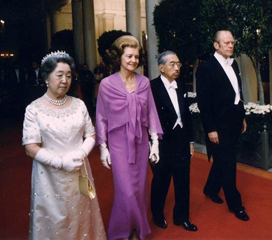 1975年10月2日,访美的裕仁天皇、良子皇后与美国时任总统杰拉尔德·福特夫妇在白宫出席国宴。