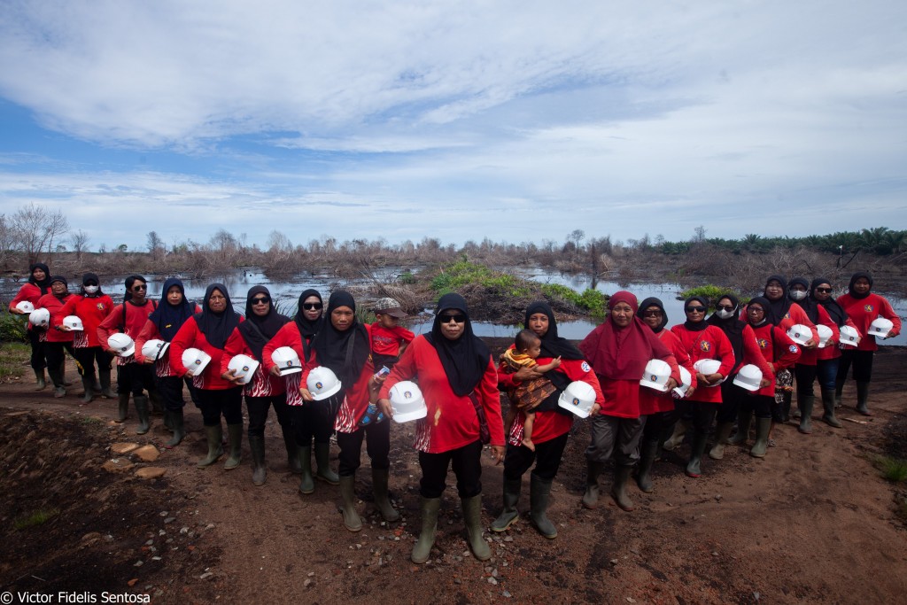 面对野火的威胁，一群印尼妇女决定挺身而出，身体力行保护家园。