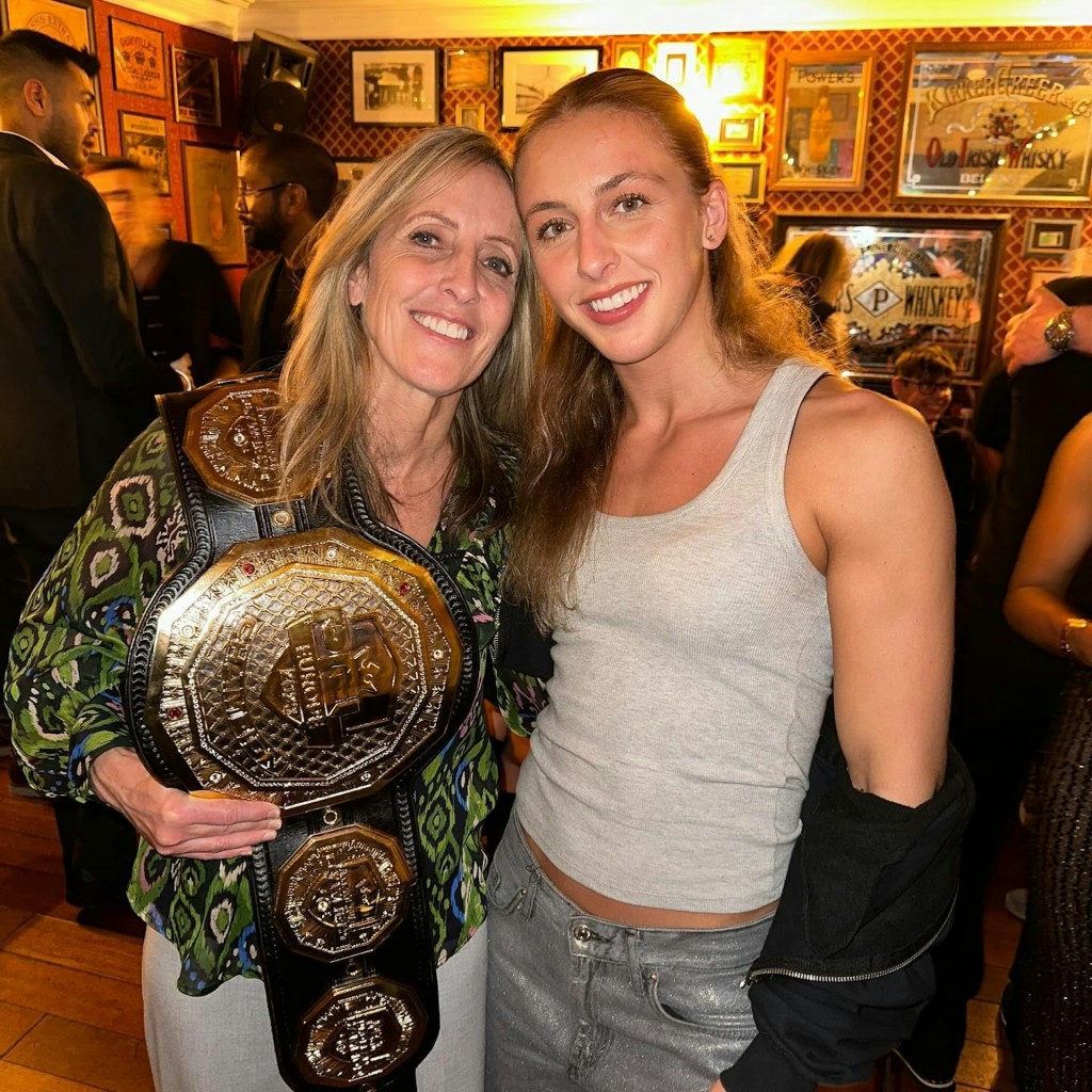 迪切娃妈妈Lisa Howarth是踢拳前世界冠军，她自称是妈妈的“复制人”。