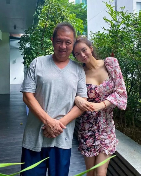 其父是林荣福是新加坡有名的超级富豪,因此林慧俐从小就过着优越的生活。