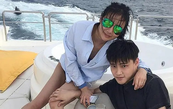 林慧俐与前夫许斌楷结婚,并诞下一个儿子,后来前夫因非法赌博而被判监。