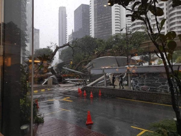 苏丹依斯迈路香格里拉酒店前的路段,一棵大树在狂风暴雨后突然倒下,有17辆轿车被砸中,巴士站也难以幸免,大树也倒在单轨火车轨道。