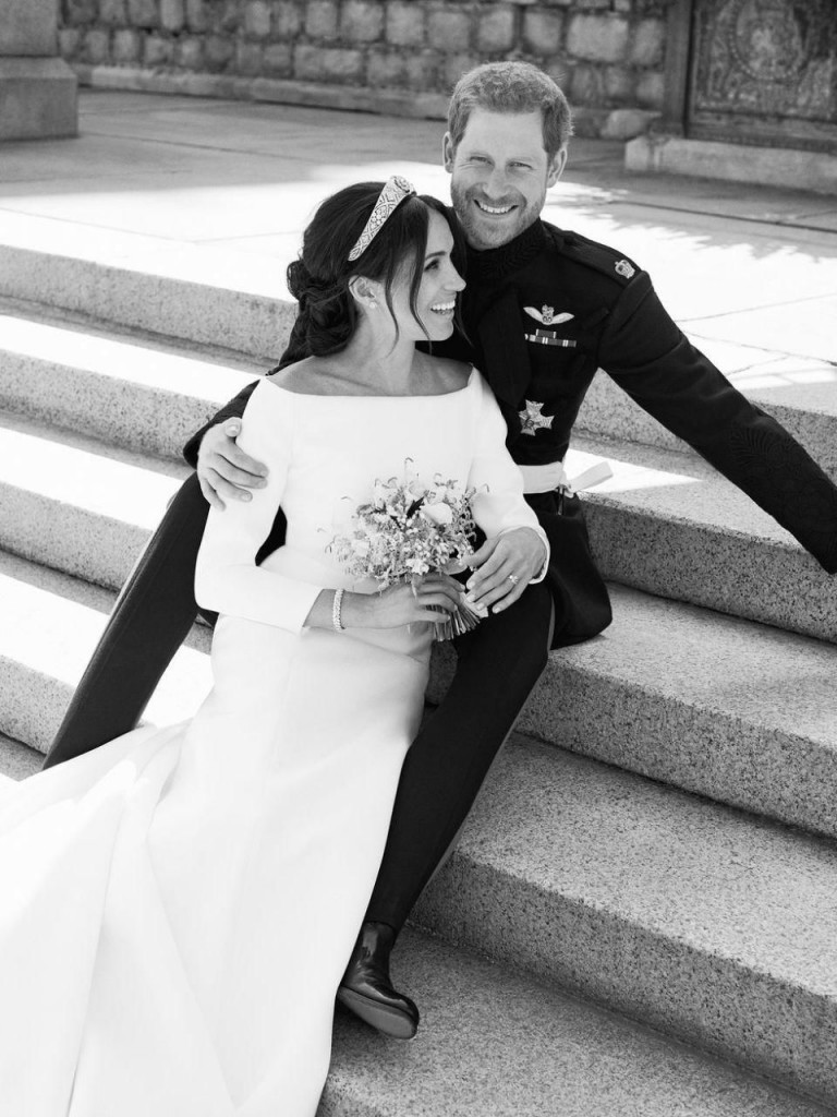 哈里王子的结婚礼服是黑色的，是海军制服，这是向菲利普爷爷致敬。
