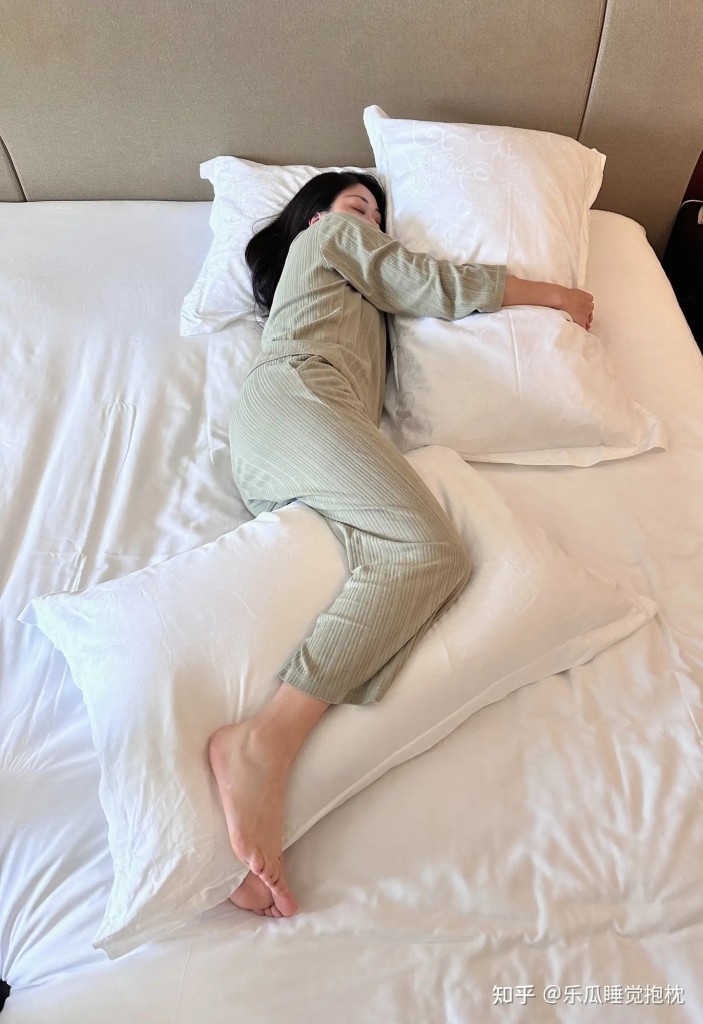 酒店双人床4个枕头 2