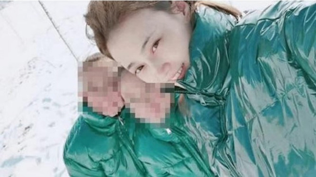 涉案母亲孙乐姝和8岁双胞胎女儿合照。