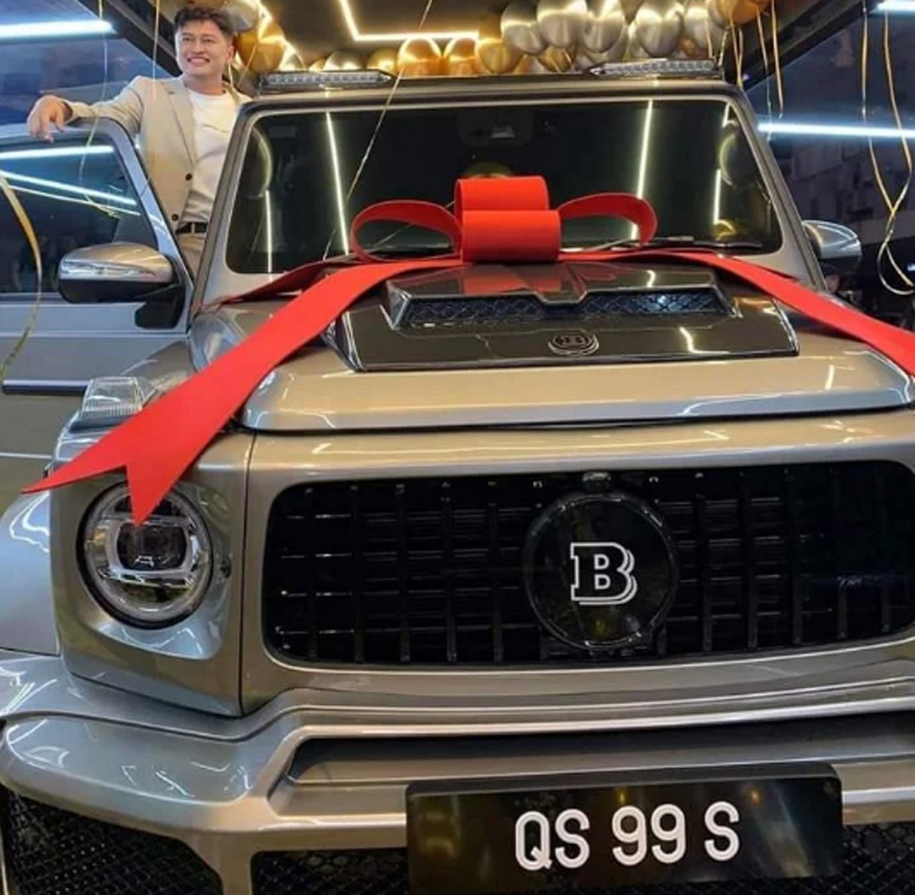 黄俊钧送自己价值逾百万令吉奔驰车,当作40岁生日礼物。