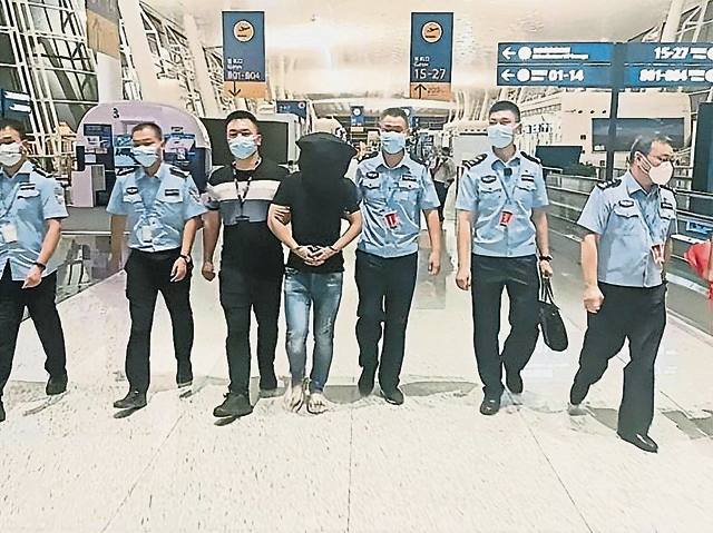 美丽的国度里,隐藏着不为人知的阴暗面——诈骗、赌博。