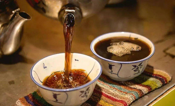 端午时节饮用草药凉茶,有强身健体、清热解暑之效。