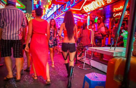 合艾的夜生活精彩热闹,一些夜店更引进不少来自东南亚国家的女郎招客。