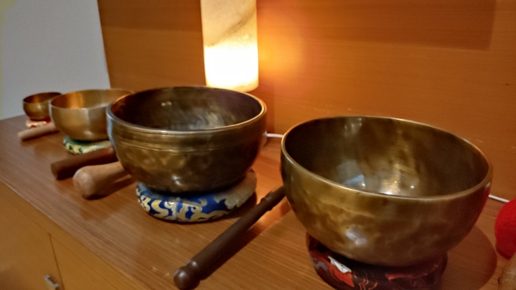 进行禅拍之前，先用颂钵净化客户的身心，之后拍打效果会更好。