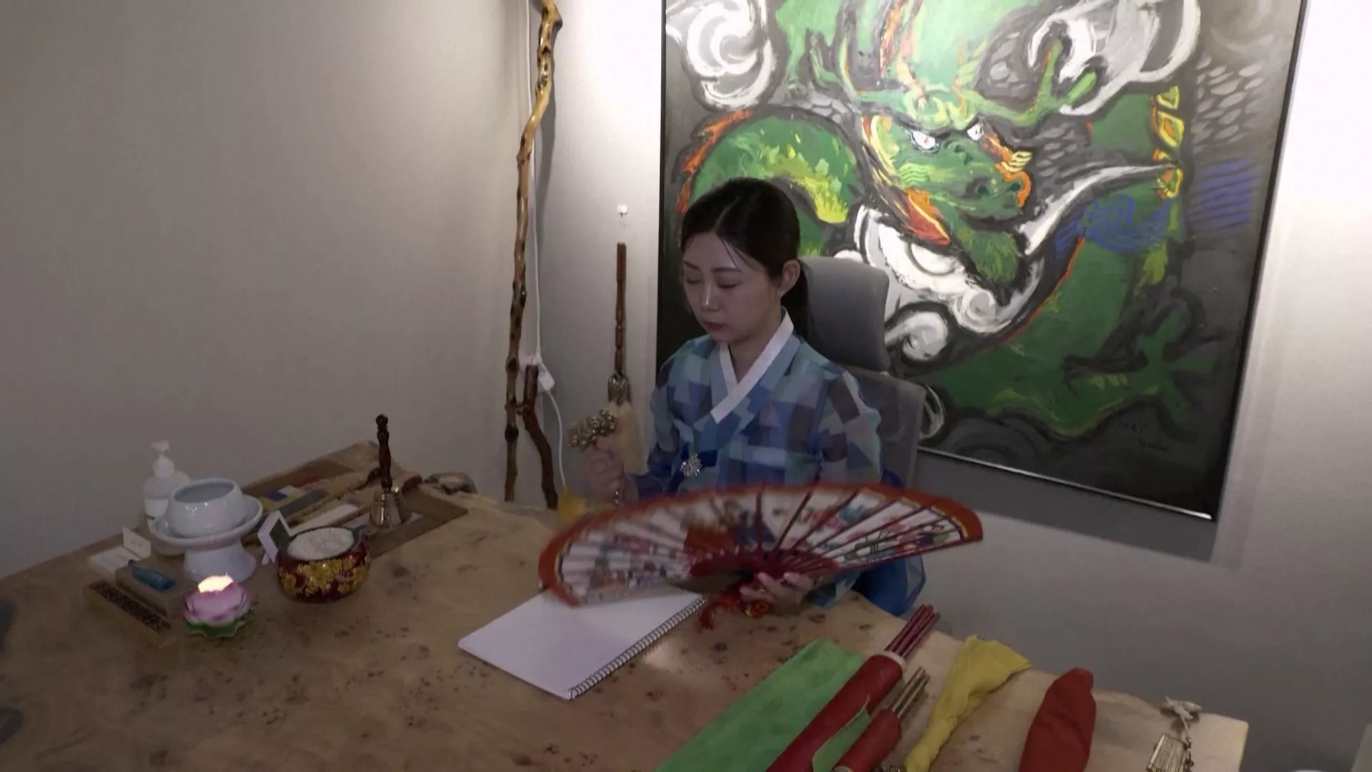 网红巫师李庆贤,2019年开通社媒账号后,如今已有32.3万名粉丝。