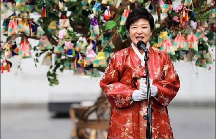 萨满教早已渗透进韩国的政治圈,信仰者多半是在社会上有一定地位的企业家或是达官显贵,充满争议的韩国前总统朴槿惠也是信奉萨满教的知名人物之一。
