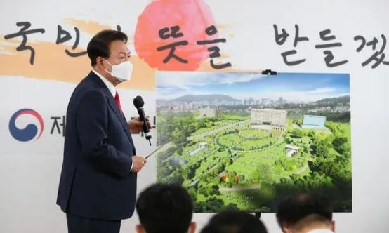 韩国现任总统尹锡悦当选后不久就对外宣布,上任后要将总统府搬离青瓦台,改在国防部大楼办公。据悉这是受到萨满教的影响。