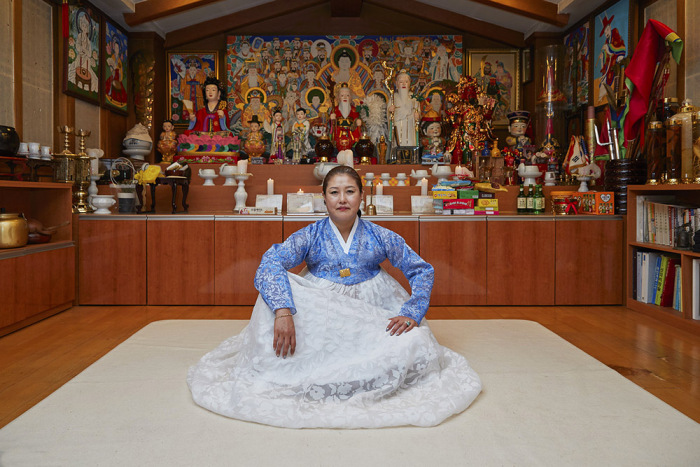 通常,巫当们也会在“神殿”中接待顾客,以预约的方式与顾客见面,提供占卜、算命等服务。