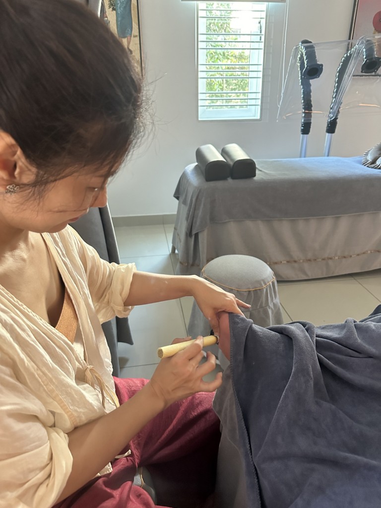 除了禅拍，疗愈坊也提供禅灸（艾灸）服务，能够促进血液循环，气血畅通，还可以排出体内的寒气和湿气，具有美白养颜效果，深受女性客户的喜爱