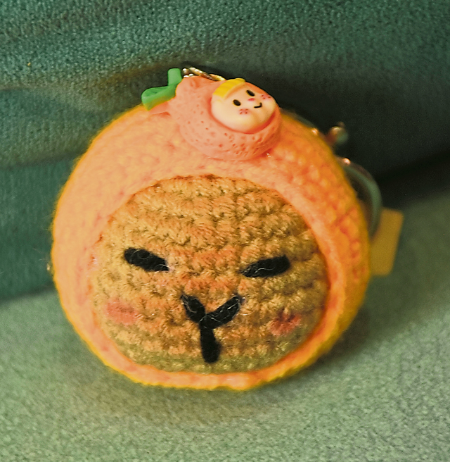目前Fluffy Balls的钩针编织产品有多种,如精致可爱的钩针吊饰、包包、服饰、头饰、手机吊饰,受到许多女生的喜爱。