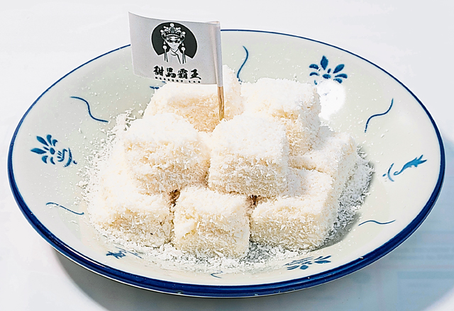 喜欢椰味甜品,不妨试食椰奶方块。