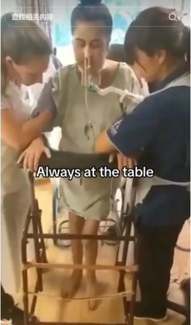 Jessica Manning手术醒来后失去了所有的肌肉记忆，开始做复健要重新学习走路。