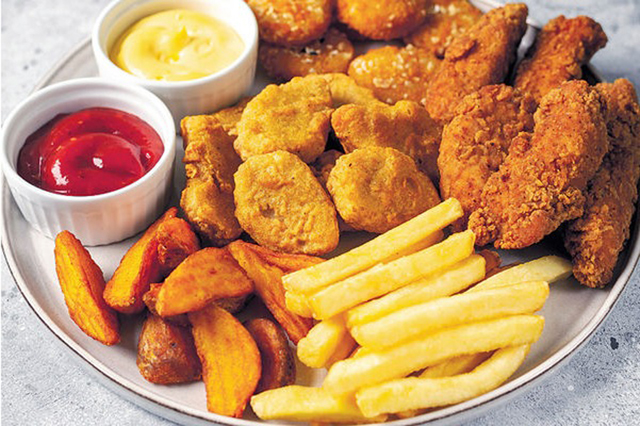 饱和性脂肪的来源不只是通过食用油,也包括日常饮食中隐藏的脂肪,常吃这类油炸食物容易导致身体高脂高热量。