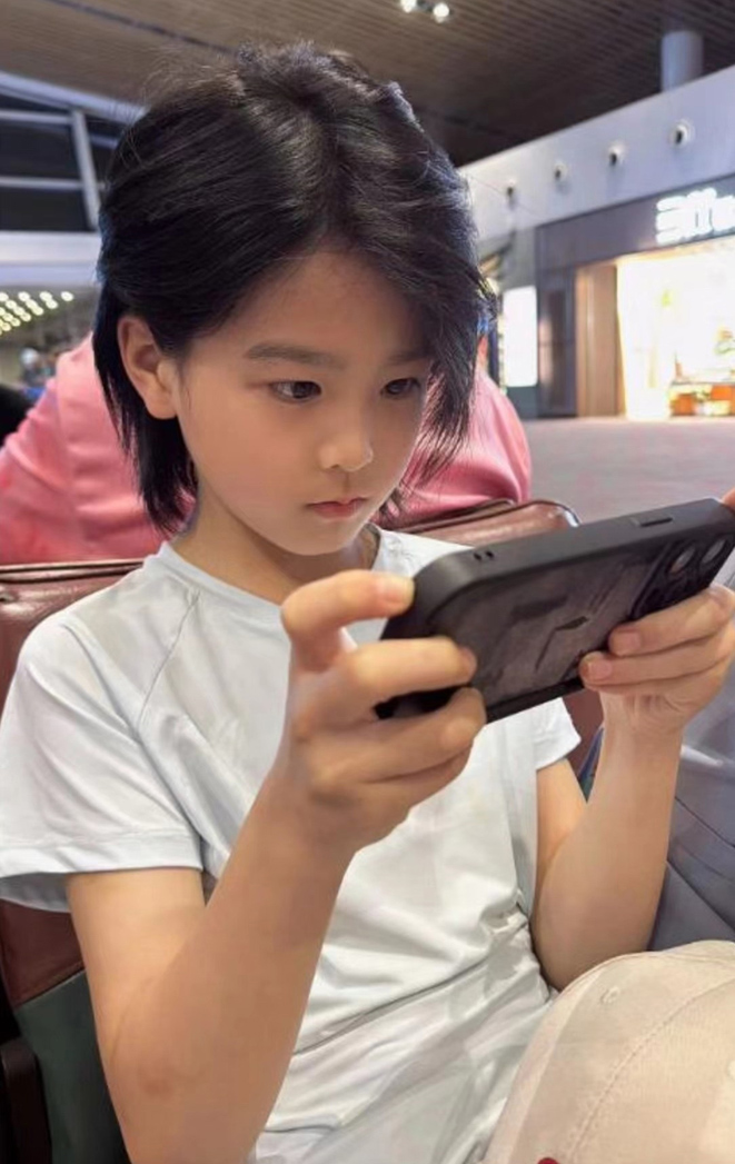 虽然长发被剪的时候，心里是万般不舍，但剪短头发后的乐乐神清气爽。