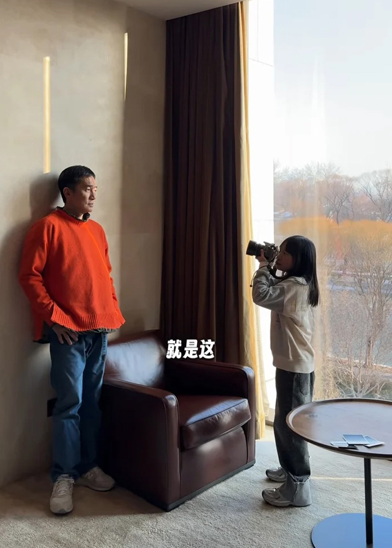 笙笙镜头下的个个都是巨星,除了港中台艺人,还有“水行侠”Jason Momoa呢!