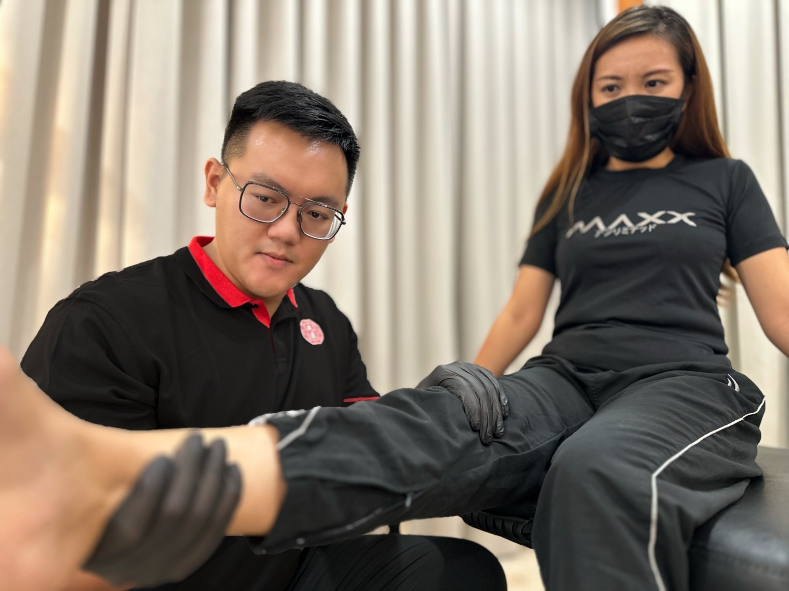 精通人体五行开运法的赖榆能,可以帮顾客一边正骨,一边开运。