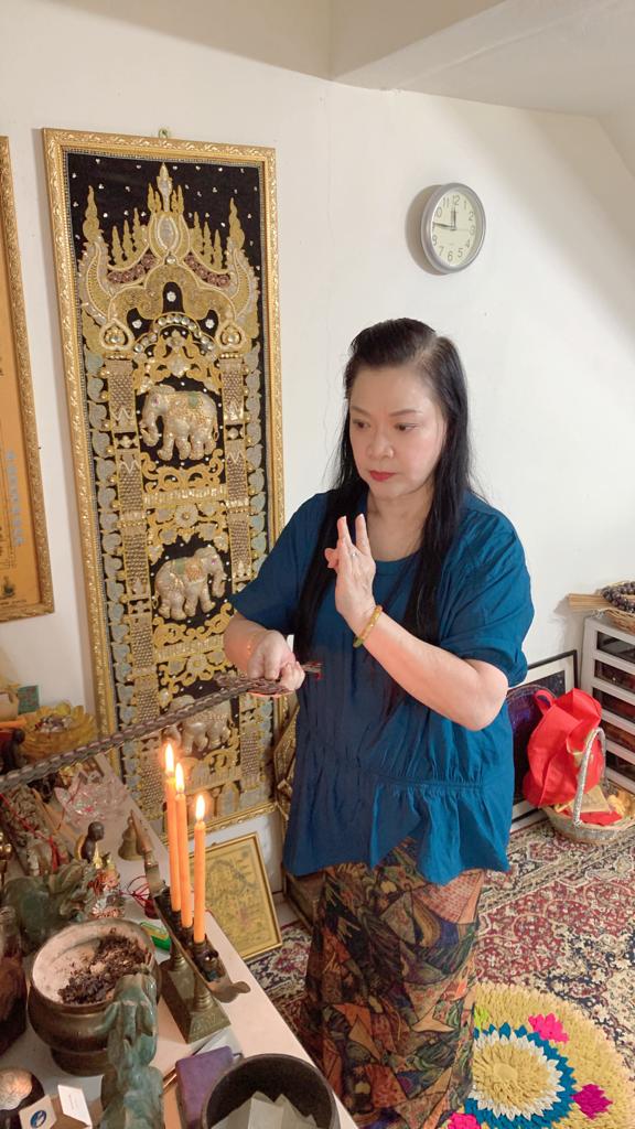 师太表明,这招“开水喉术”,她只会帮有名份的太太,其他女人休想骗男人的钱。