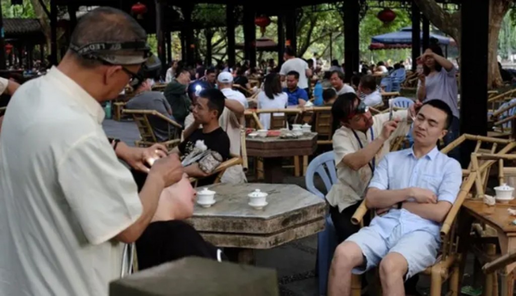 “掏耳朵”是中国成都独特的地方习俗,据说其历史可以追溯到数世纪前。