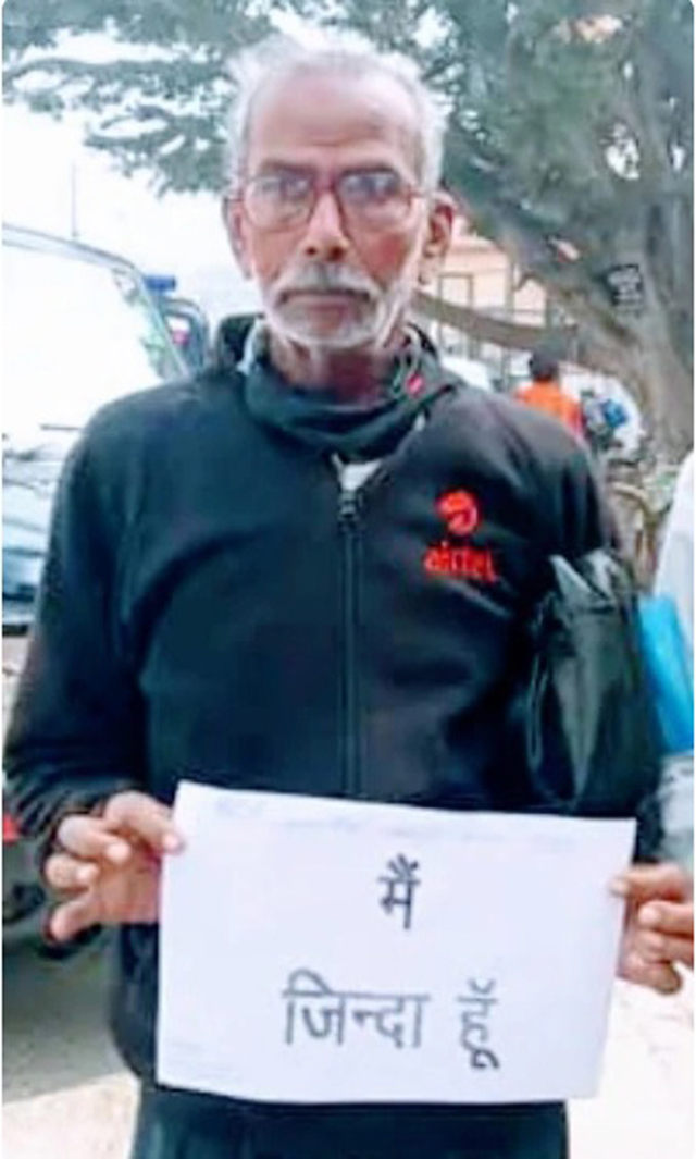 这位70岁的老人Dinanath Yadav被政府官员判定已经死亡,自那以后他再也领不到养老金,还面临着一系列法律问题。