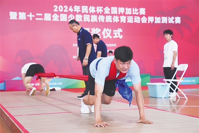 运动员们的拼劲和认真劲,赢得众多观众的喝彩声。
