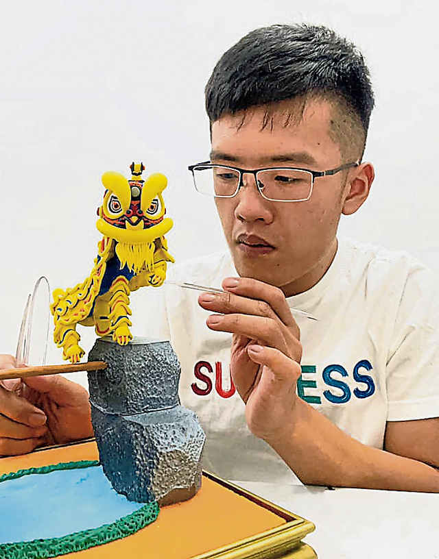 先从头部捏塑，制作的每一步都非常的有讲究。