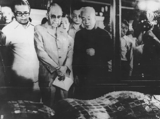 敦拉萨1974年游北京故宫博物院,参观“金缕玉衣”,右为院长吴仲超,左为曾永森。