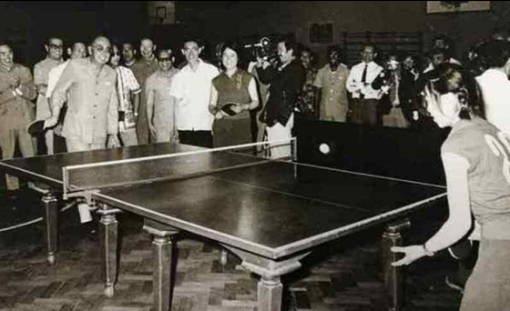 1974年6月29日,敦拉萨访问清华大学时与女学生打乒乓。后排左2戴眼镜者为曾永森。