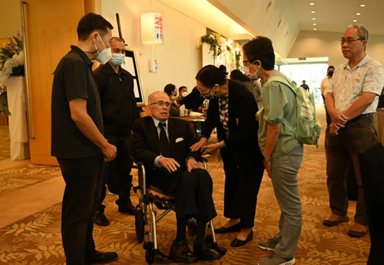 2023年马华第四任总会长丹斯里李三春去世之际,曾永森还坐在轮椅前来悼念及慰问家属。