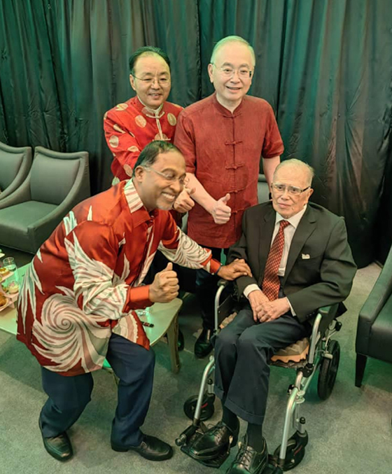 外交部长赞比里(左起)、欧阳玉靖和马华会长魏家祥与曾永森合照。