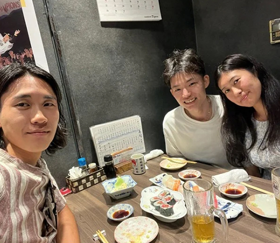 妻子将新男友带回家中一起同居，三人相处融洽。