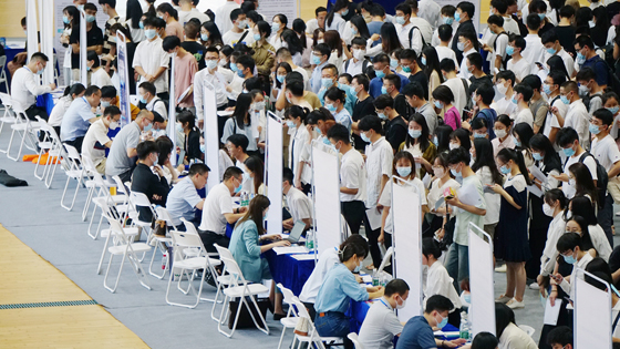 中国高企的失业率使数百万大学毕业生陷入就业困境。