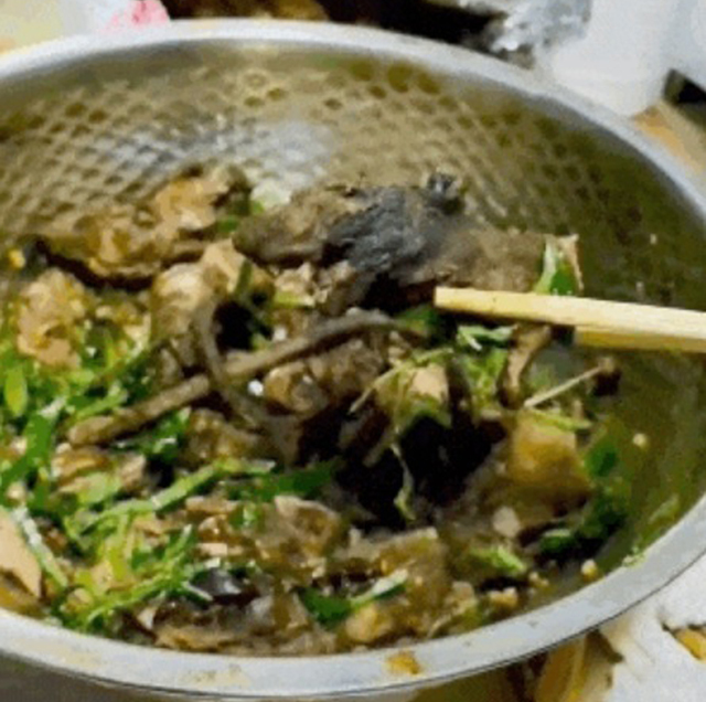 在物资匮乏的时期,佤族人捕抓老鼠来烹制一锅款待族人的美味佳肴。